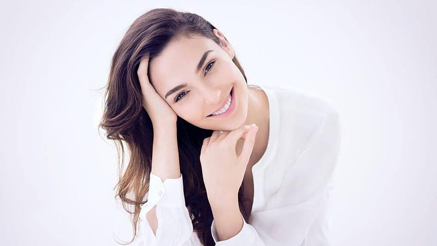 Gal Gadot Smile For Iphone HD wallpaper