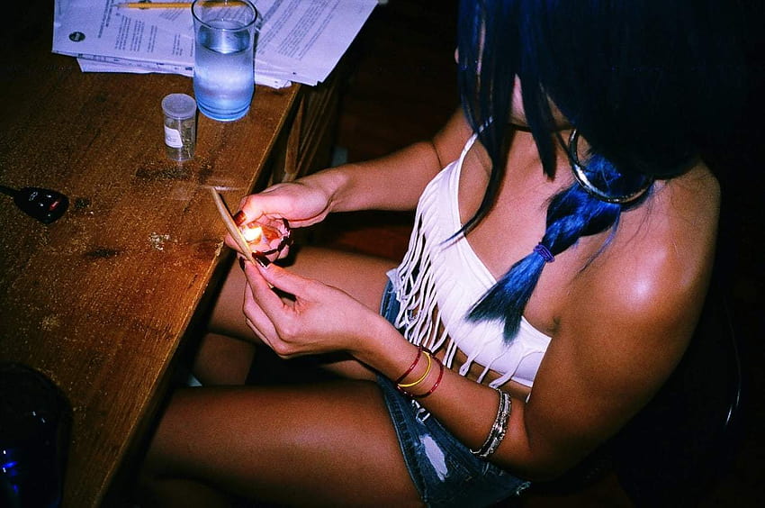 10 Reasons why Girls who Smoke Weed make perfect Girlfriends, smoking weed girls HD wallpaper