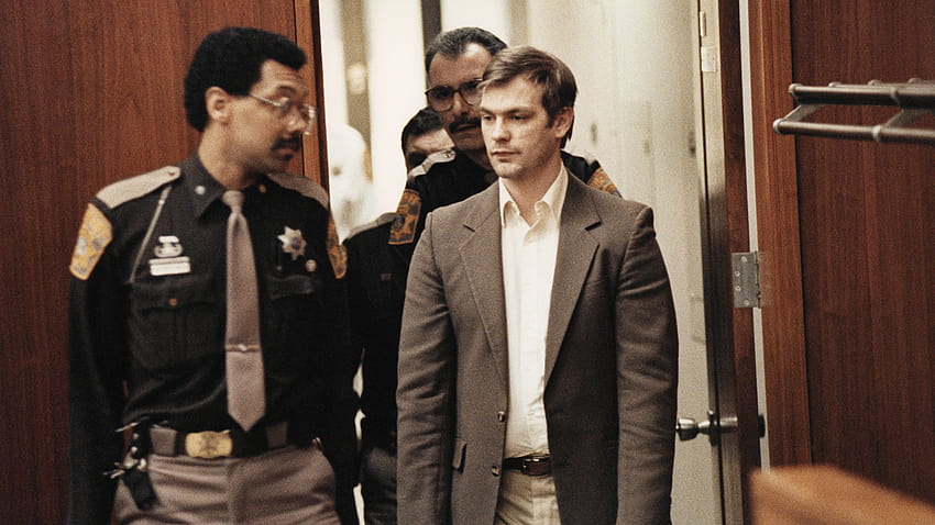 La vida y la muerte sospechosa de Jeffrey Dahmer del reportero local que cubrió por primera vez sus horribles crímenes fondo de pantalla