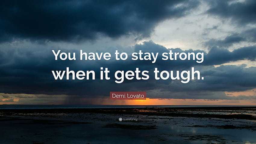 Цитат на Деми Ловато: „Трябва да останеш силен, когато стане трудно.“ HD тапет