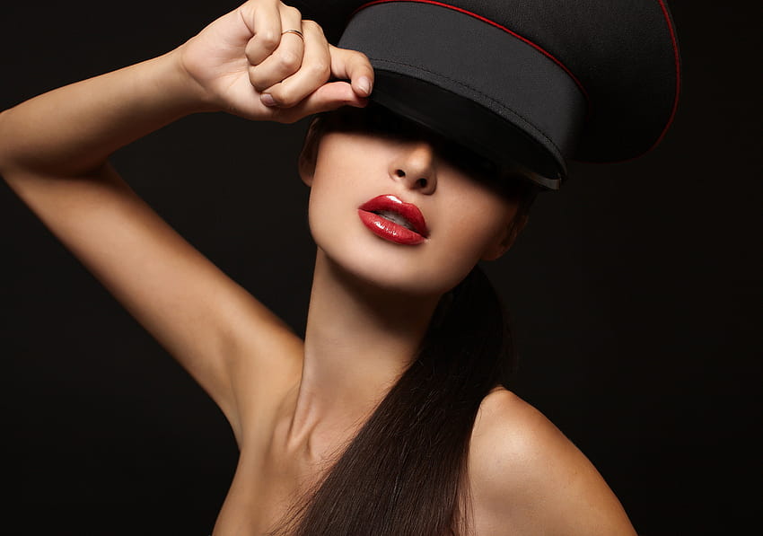 Chica modelo labios rojos lápiz labial cara mano cabello hombros negro, mujer negro labio rojo fondo de pantalla