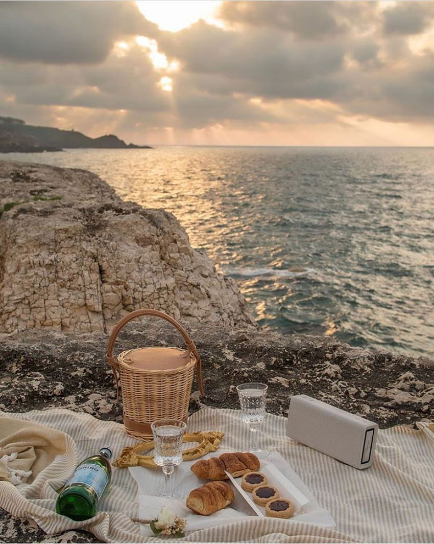Summertime Inspiration: The Most Beautiful Picnics :: This Is Glamorous ...