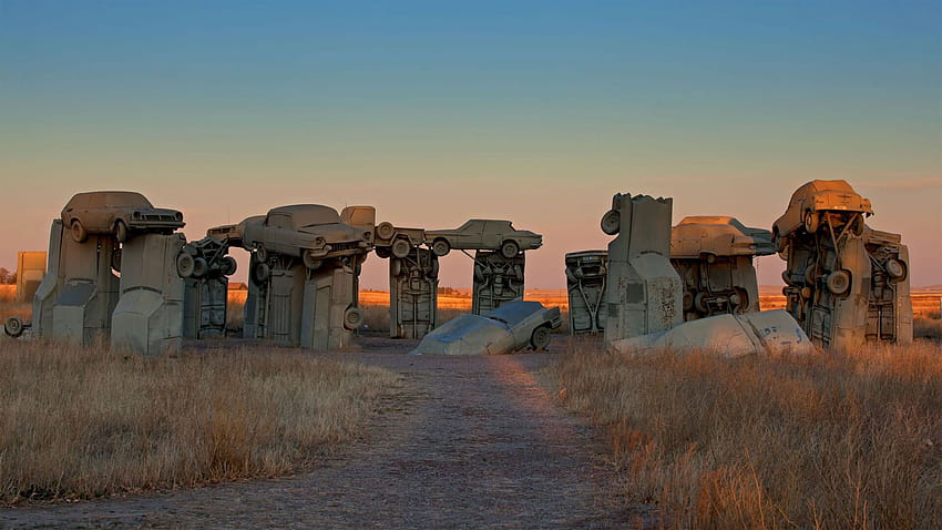Kitsch collides with archaeology at Carhenge by Microsoft HD wallpaper