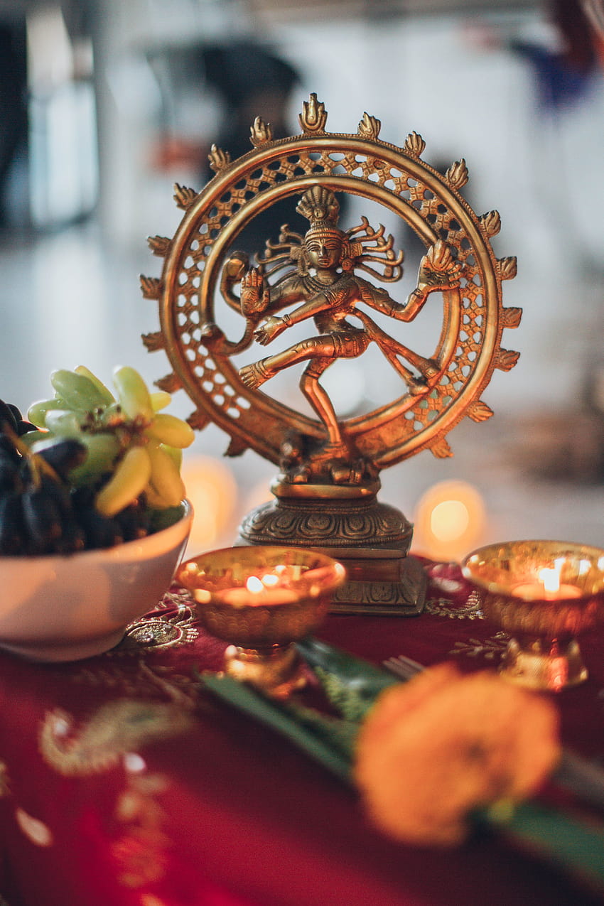 Figurine Shiva Nataraja entourée de bougies chauffe-plat · Fond d'écran de téléphone HD