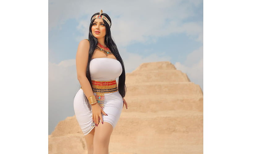 Salma Al Shimi por qual modelo egípcia foi presa por piada de pirâmide papel de parede HD