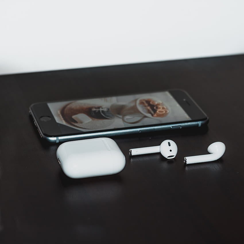 スペース グレーの iPhone 6 と Apple AirPods ケース付き、黒の木製テーブル – グレー、女の子のエアポッド HD電話の壁紙
