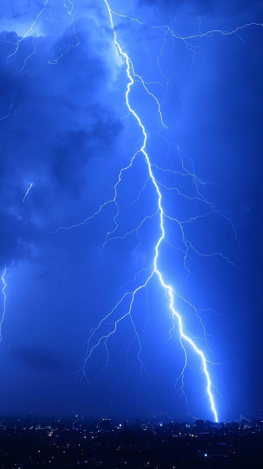 50 Thunderstorm Live, escena de rayos de anime fondo de pantalla del teléfono