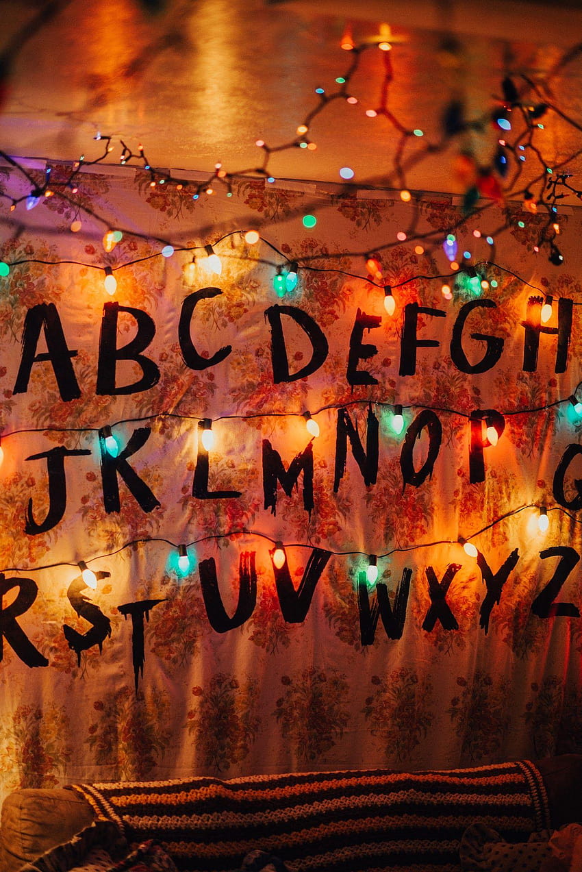 Decoraciones de fiesta de Stranger Things / sala de estar de Byers, luces de Navidad de Stranger Things fondo de pantalla del teléfono
