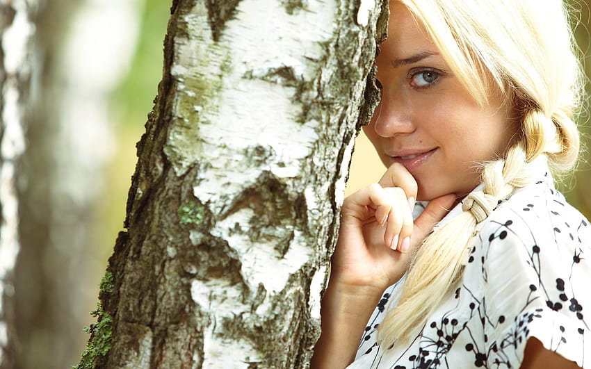 Blonde hiding behind a tree, woman hiding behind tree HD wallpaper