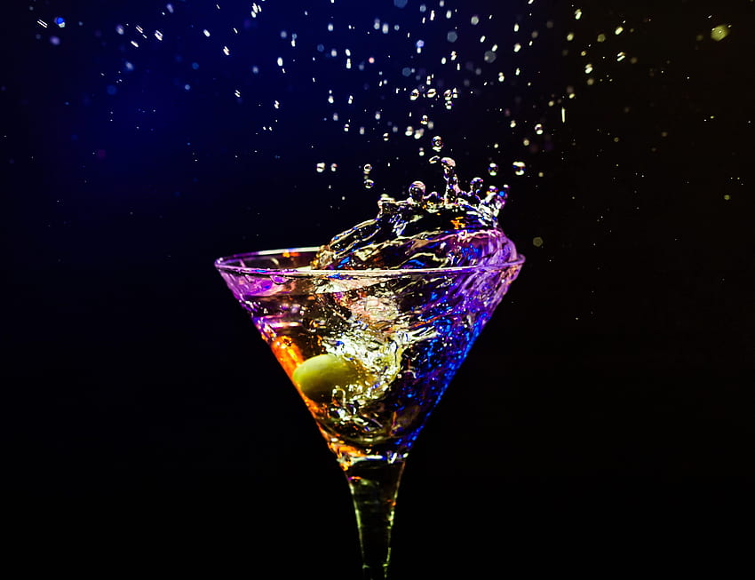 Wykres poklatkowy wypełnionego kieliszka do martini Tapeta HD