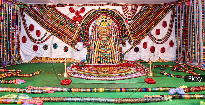 на богинята Канака Дурга, украсена с гривни във Виджаявада HD тапет