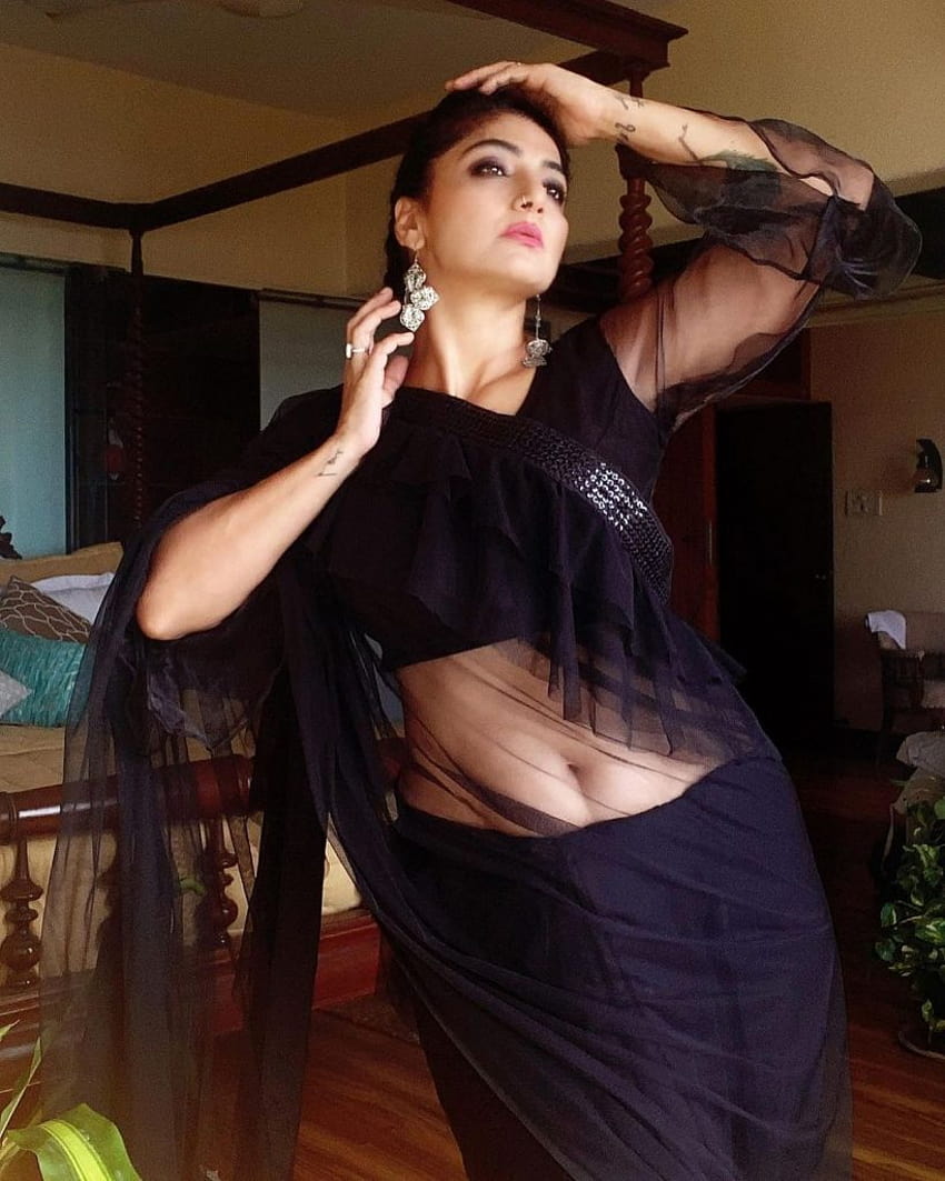 Aarti Nagpal은 A Ruffle Saree에서 그녀의 풍만한 체격을 과시합니다., aartii naagpal HD 전화 배경 화면