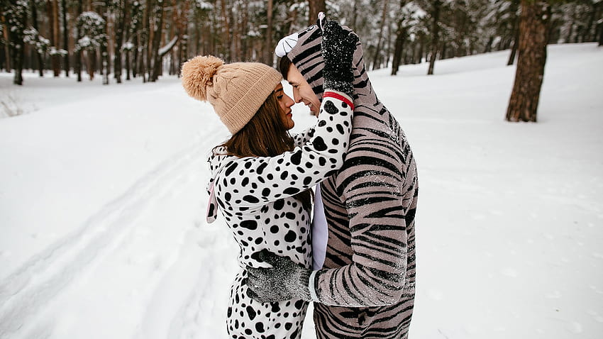 Homens 2 Abraços de amor Inverno Chapéu de inverno jovem 2560x1440, beijo de inverno papel de parede HD