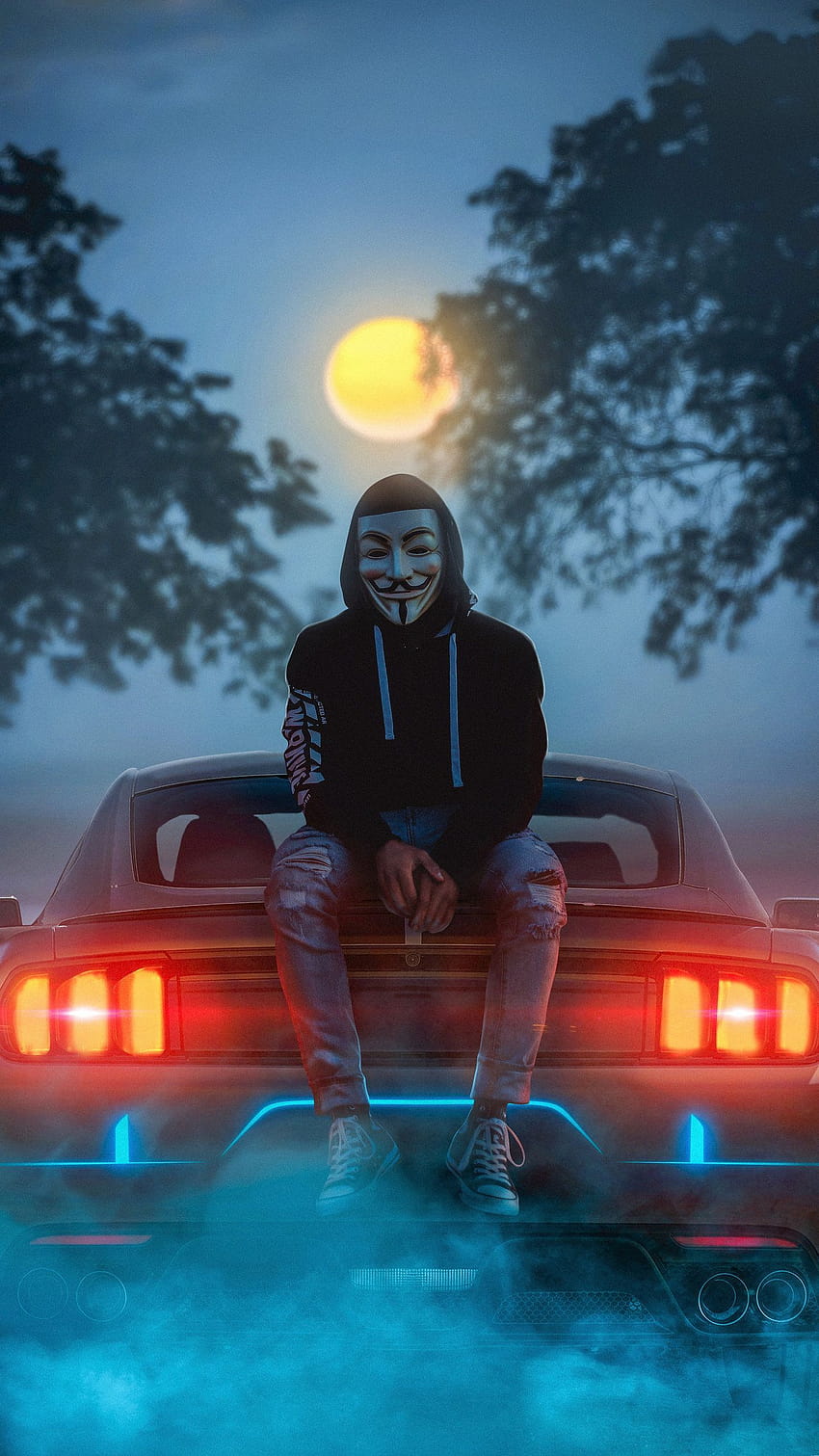 Mężczyzna w masce Guya Fawkesa, siedząc w samochodzie, pali z samochodem Tapeta na telefon HD