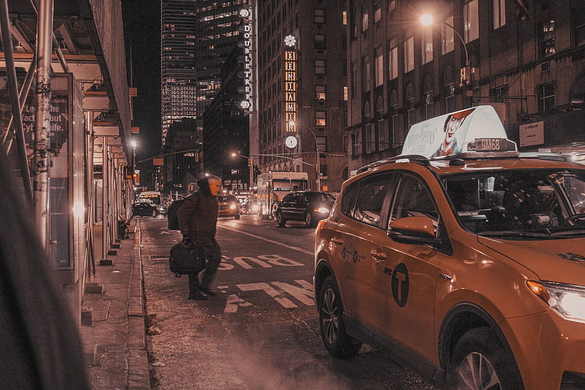 hombre caminando frente a un taxi naranja – Automóvil encendido, pyt ny fondo de pantalla