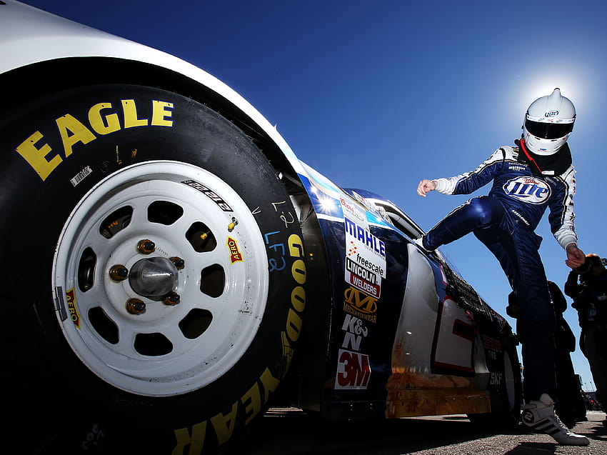 NASCAR Champ Finds Fans With Beer, Tweets And Bangin' Fenders, brad keselowski HD wallpaper