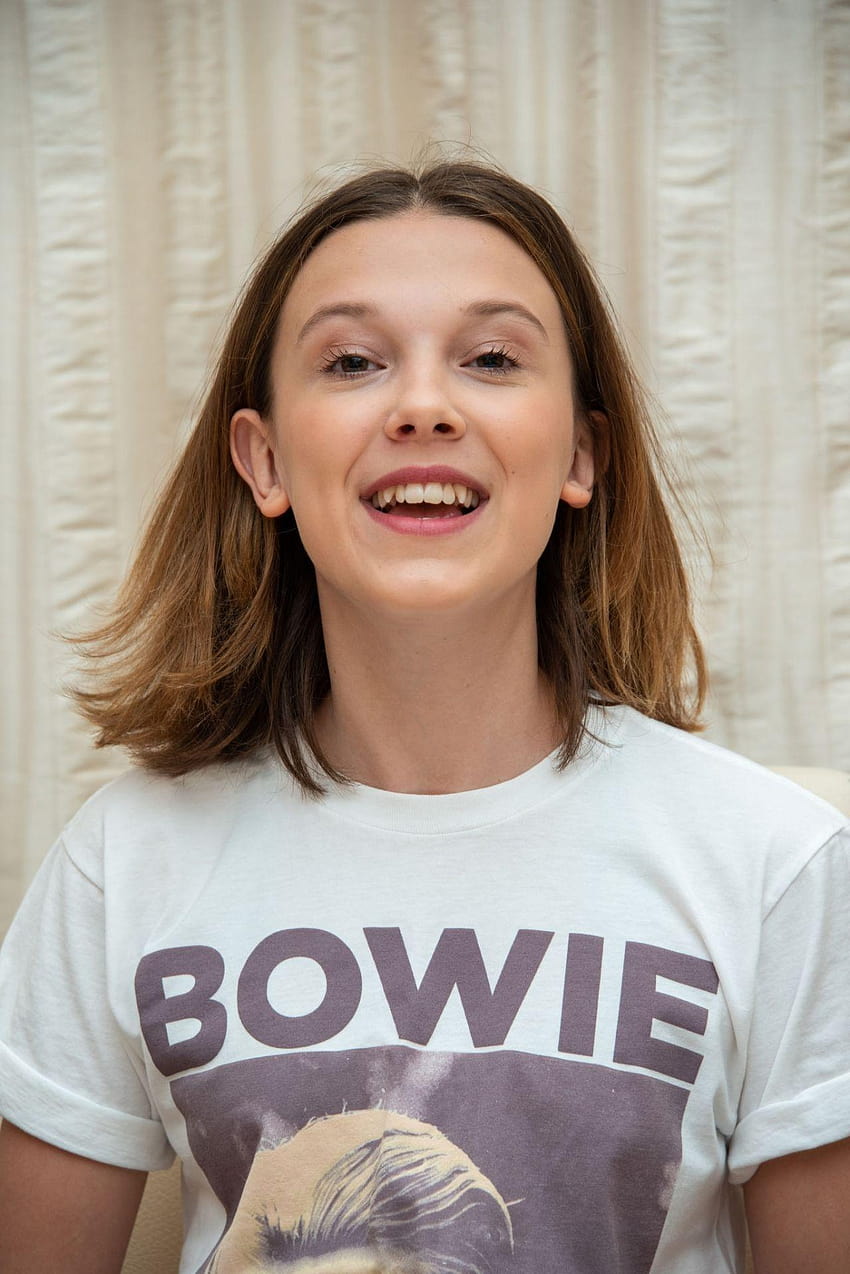 Millie Bobby Brown lächelt HD-Handy-Hintergrundbild