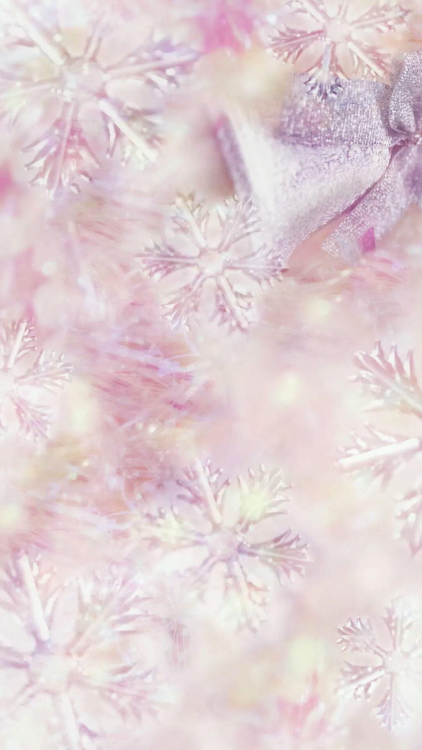 Verträumte Schneeflocken. Tippen Sie hier, um mehr winterlich gefrorenes schönes Winterrosa zu sehen HD-Handy-Hintergrundbild