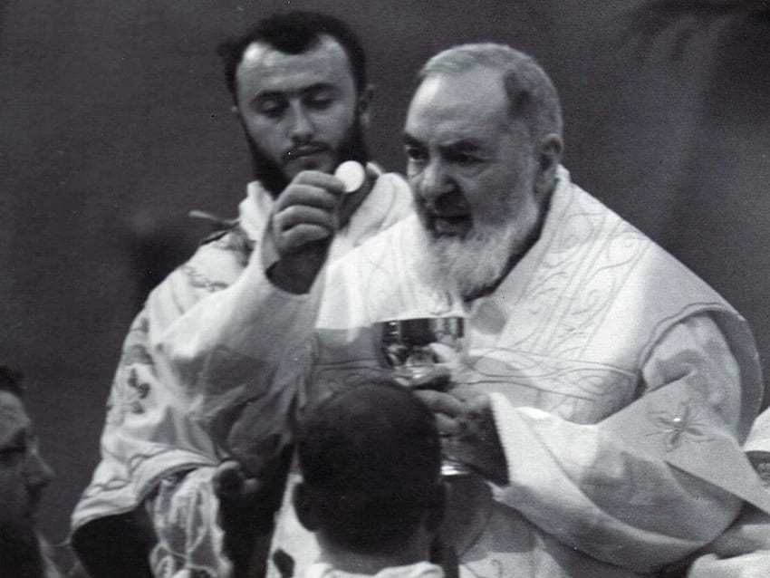 게리 교구를 방문하는 Padre Pio 유물 HD 월페이퍼