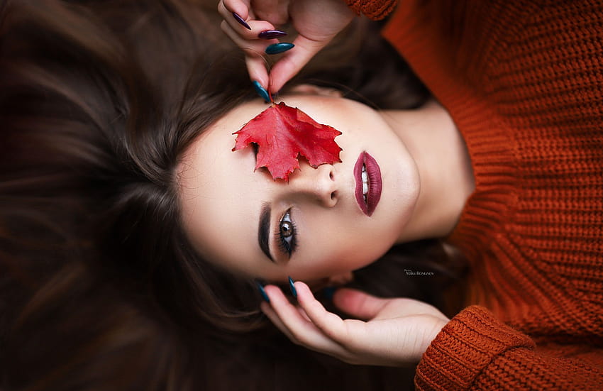 Menschen 2560x1660 Maksim Romanov Porträt Blätter Make-up Gesicht Frauen Modell Pullover braune Augen roter Lippenstift Draufsicht rot… HD-Hintergrundbild