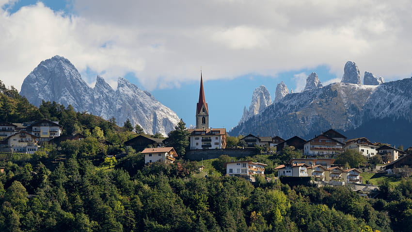 Die Dolomiten sind so malerisch, kleines Dorf in den Alpen HD-Hintergrundbild