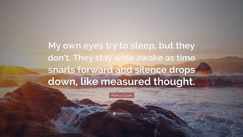 Cita de Markus Zusak: “Mis propios ojos intentan dormir, pero no lo hacen. Permanecen completamente despiertos mientras el tiempo avanza y el silencio cae, como si se midiera...
