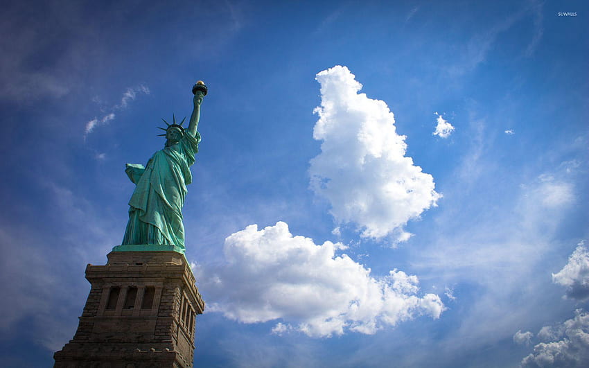 Fluffy clouds above the Statue of Liberty, patung liberty HD wallpaper