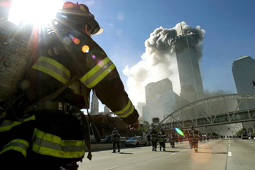 Questi potenti catturano il coraggio e l'altruismo dei primi soccorritori dell'11 settembre Sfondo HD