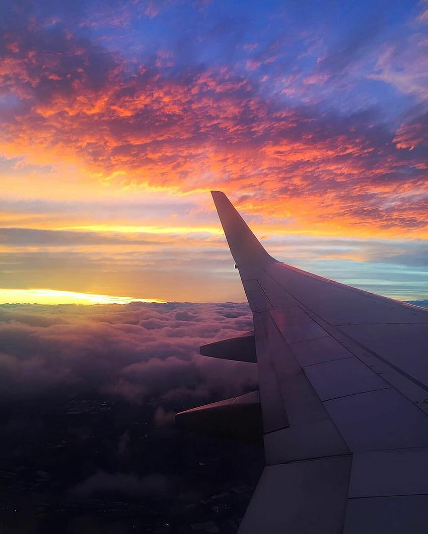 Най-добра гледка от прозореца на самолета и крилото със залезно небе, изглед от самолет HD тапет за телефон