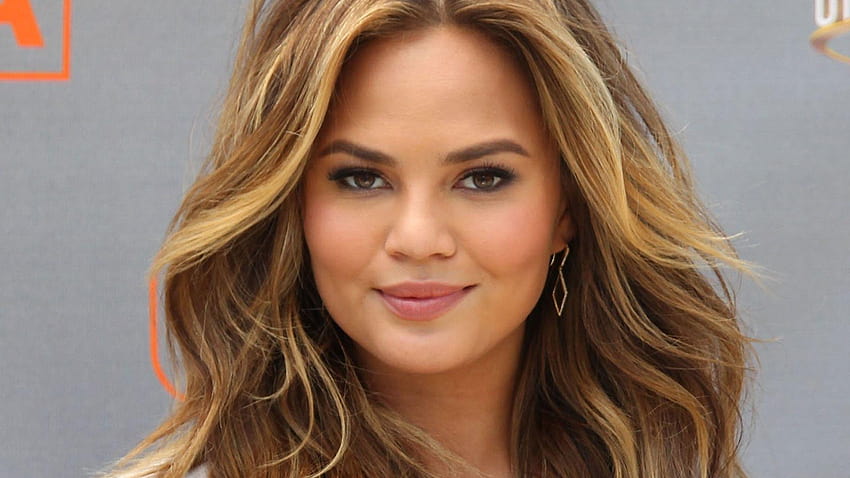 Chrissy Teigen Boycotts Twitter To Support Abuse Victims HD wallpaper