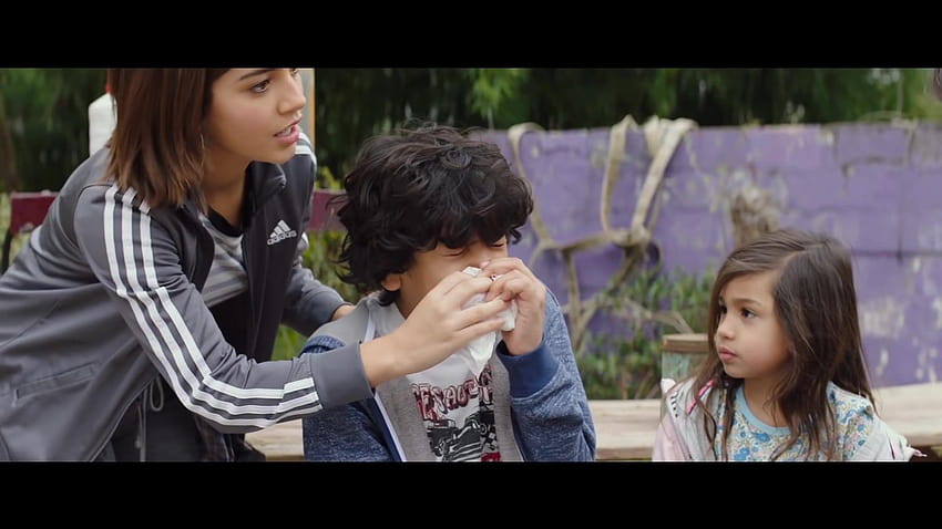 Jaket Adidas Dikenakan oleh Isabela Moner di Instant Family, film keluarga instan Wallpaper HD