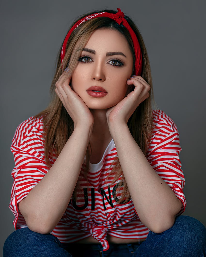 赤と白の縞模様の長袖シャツを着た女性 – イラン人、トルコ人の女の子 HD電話の壁紙