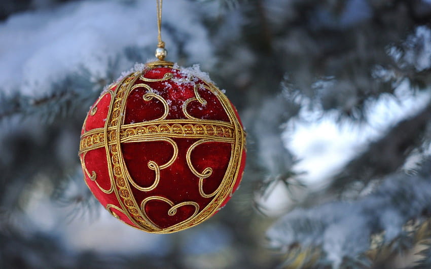 Traditional Christmas Ball Decoration, traditional christmas trees HD wallpaper