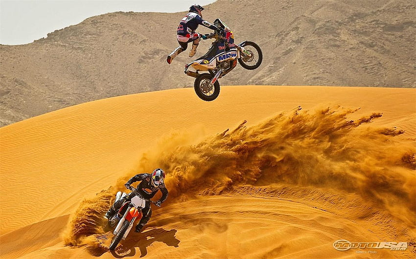 Zawodnik KTM Dakar, Mark Coma, stylowo jeździ na swoim rajdowym motocyklu obok [1280x800] na Twoim urządzeniu mobilnym i tablecie Tapeta HD