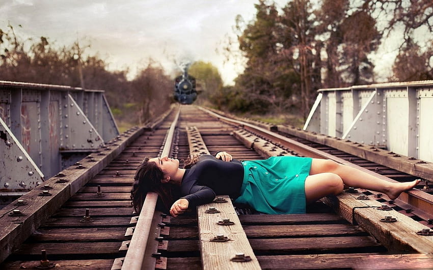 철도 선로에 누워있는 슬픈 소녀 HD 월페이퍼