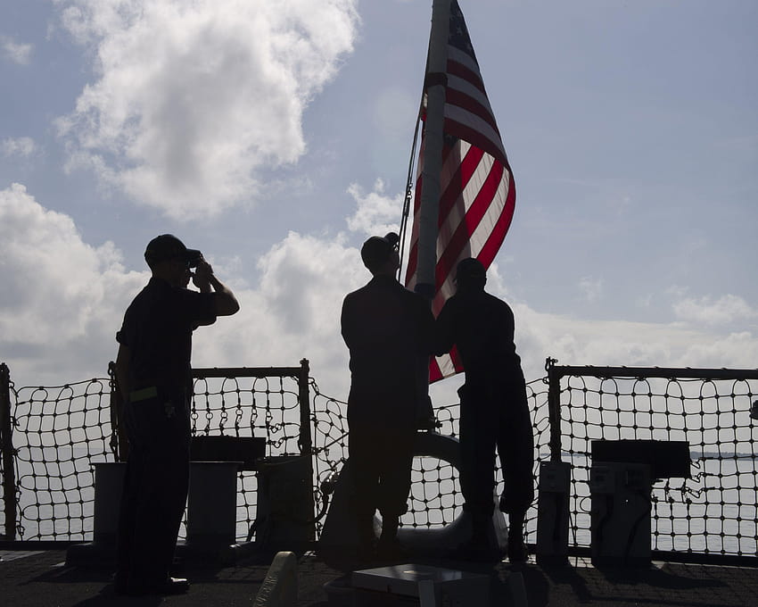 File: I marinai abbassano l'insegna sul ponte di volo della USS John S, USS john s mccain Sfondo HD