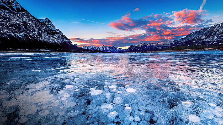 Burbujas de metano bajo el hielo, puesta de sol en el lago Abraham, Alberta, Canadá, parque nacional de banff del lago abraham fondo de pantalla
