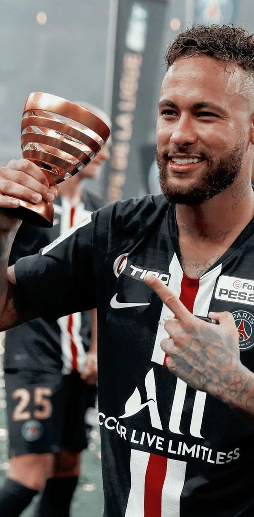 Cần một lời nhắc nhở về sự đáng yêu của Neymar Jr trên màn hình điện thoại của bạn? Hãy cập nhật ngay hình nền điện thoại HD tràn đầy nụ cười của anh ta! Hình ảnh Neymar Jr luôn đầy màu sắc và năng động, với nụ cười dễ thương của anh ta sẽ giúp bạn có một ngày mới đầy năng lượng.