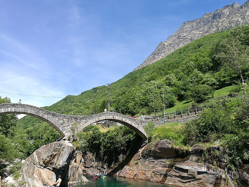 Mendaki dengan anak-anak: Valle Verzasca, ponte dei salti swiss Wallpaper HD