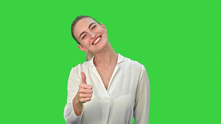 Mujer emocionada feliz que muestra el gesto de la mano de aprobación con el pulgar hacia arriba y sonriendo en una verde, Chroma Key Stock Video Footage, girl thumbs up fondo de pantalla