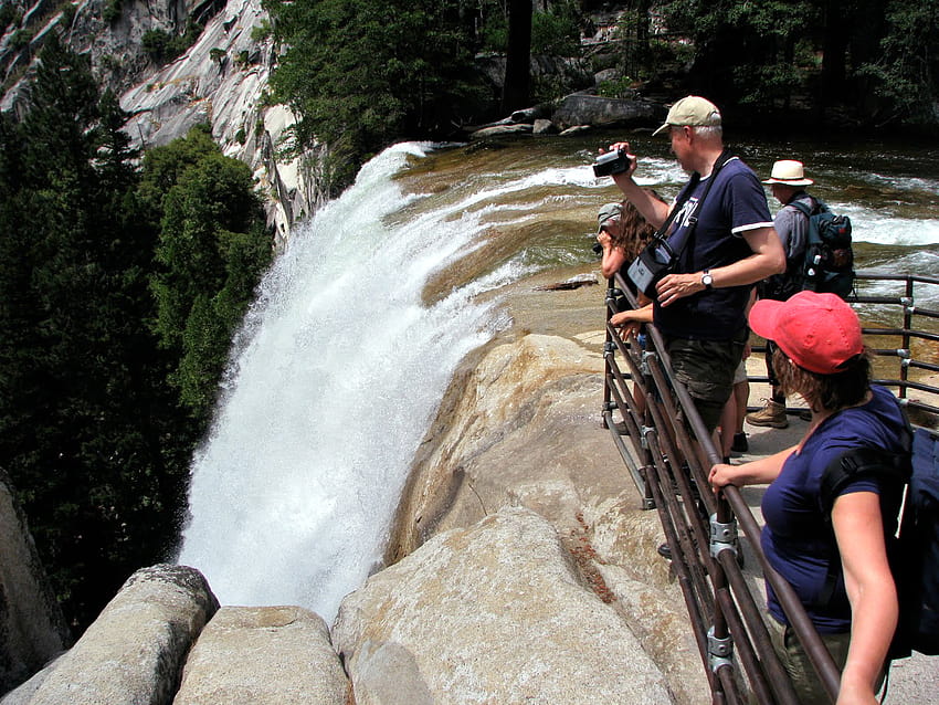 Terzo corpo trovato nella tragedia della cascata di Yosemite, pomeriggio primaverile Sfondo HD