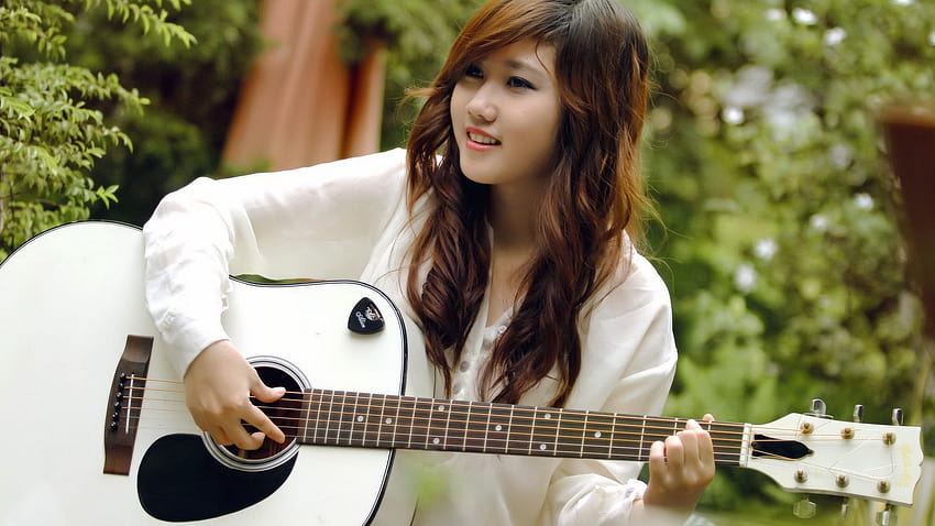 Lächelndes Gitarrenmädchen, Musik, asiatisch 1920x1200, Musikerin HD-Hintergrundbild