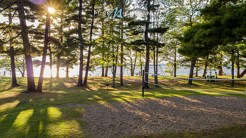 Coba Latar Belakang Michigan Murni Ini Untuk Panggilan Video Anda, danau musim panas di luar ruangan Wallpaper HD