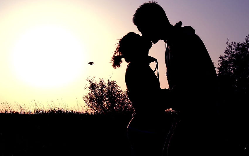 silhouette of man and woman, boyfriend and girlfriend kissing HD wallpaper