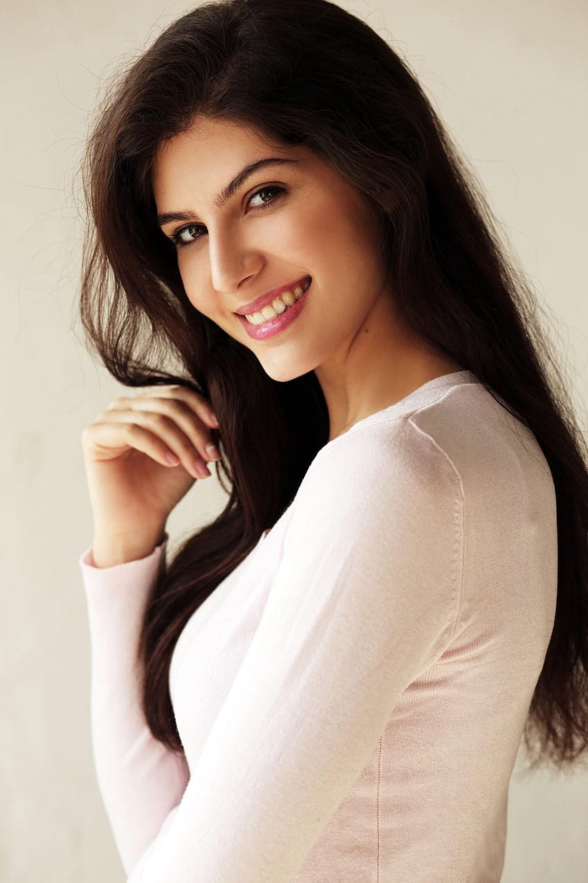 Sacred Games glamour girl Elnaaz Norouzi looks promising for Bollywood HD phone wallpaper