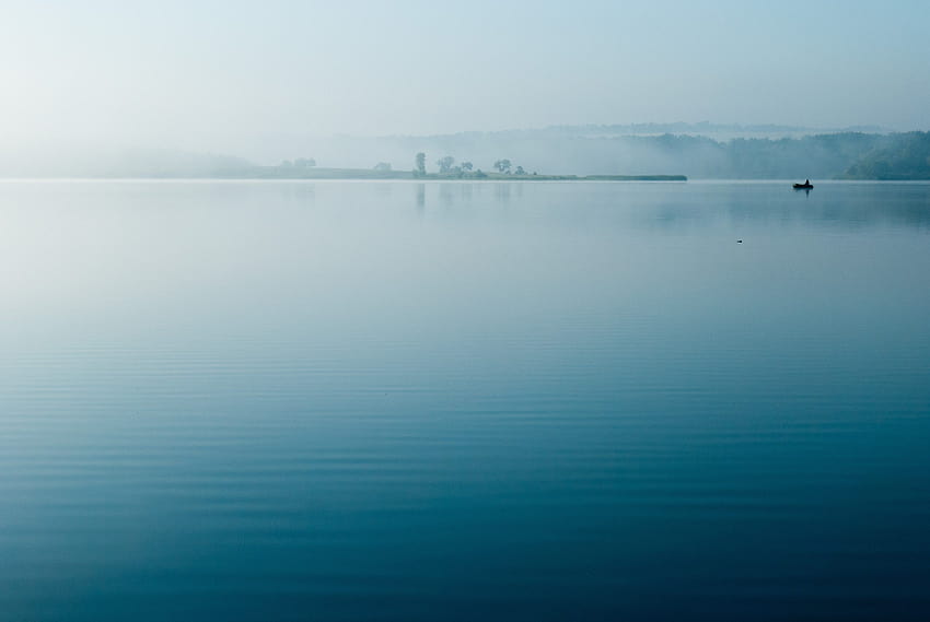 ID: 227817 / los barcos se sientan en aguas tranquilas y azules en una tarde brumosa, lago temprano en la mañana, lago tranquilo en la mañana fondo de pantalla