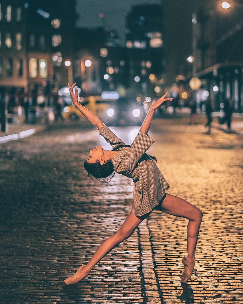 Balletttanz posiert auf der Straße HD-Handy-Hintergrundbild