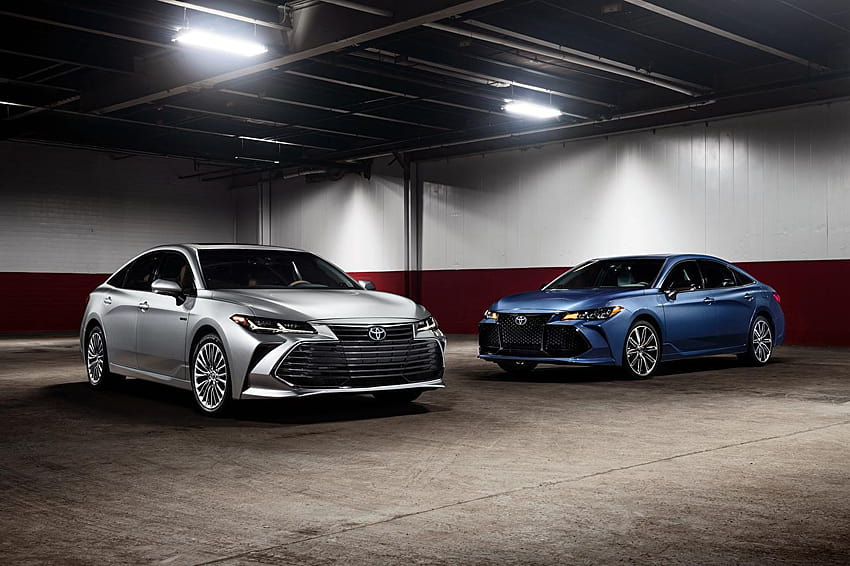 Toyota Avalon Limited Hybrid and Avalon XSE Two Cars HD wallpaper