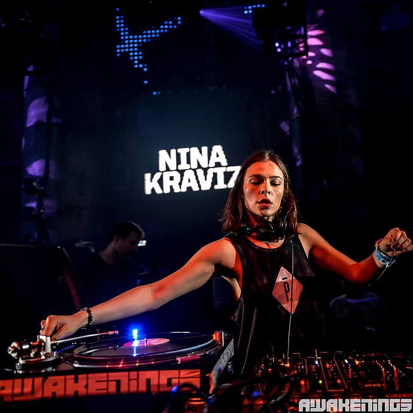 Nina Kraviz di Westergas selama Kebangkitan 18 Okt 2014, dari Facebook wallpaper ponsel HD