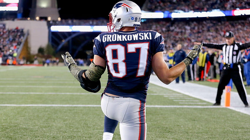 Screaming elementary school students cheer on a chugging Rob, rob gronkowski 2018 HD wallpaper